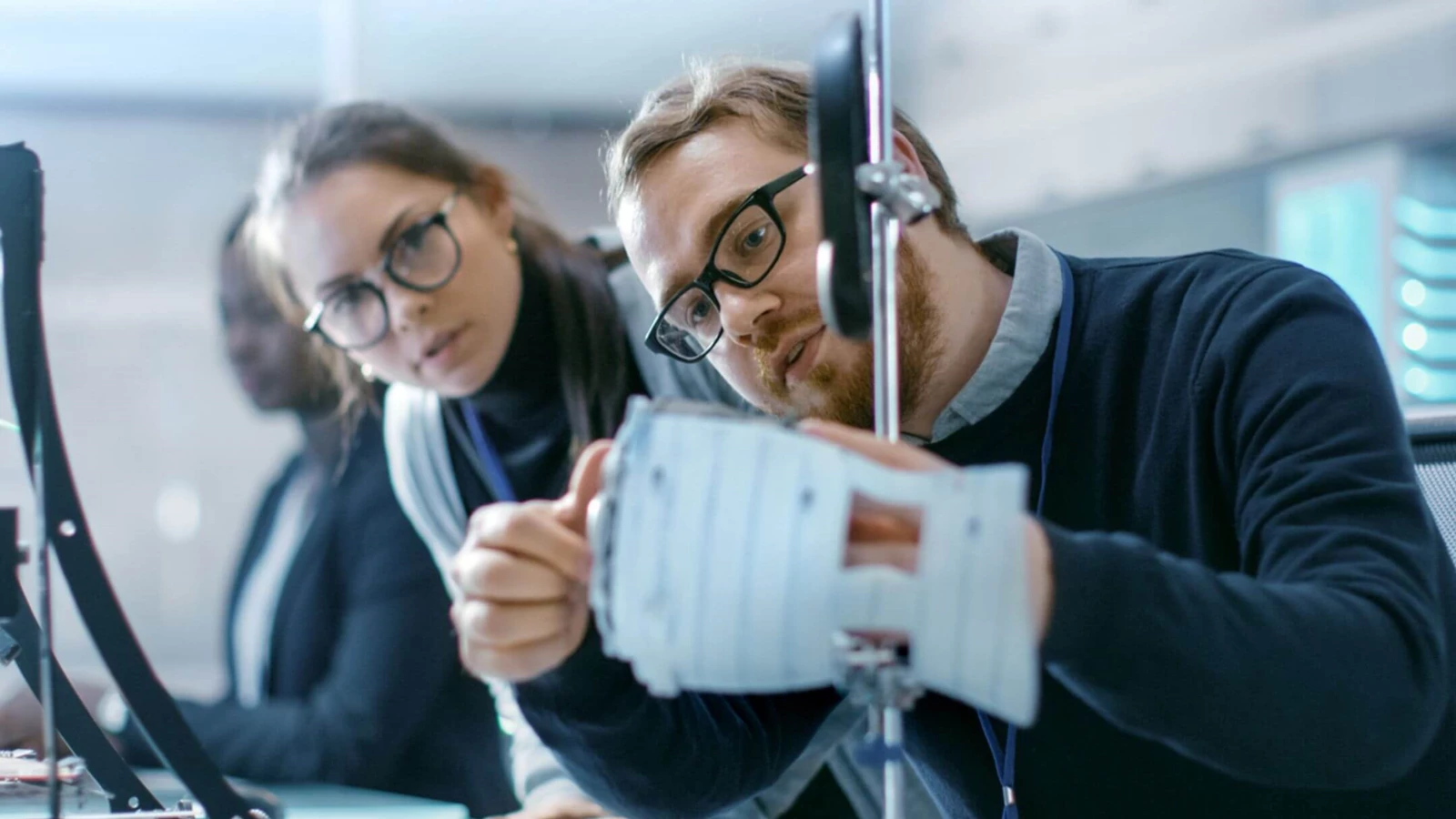Two GM employees working together
