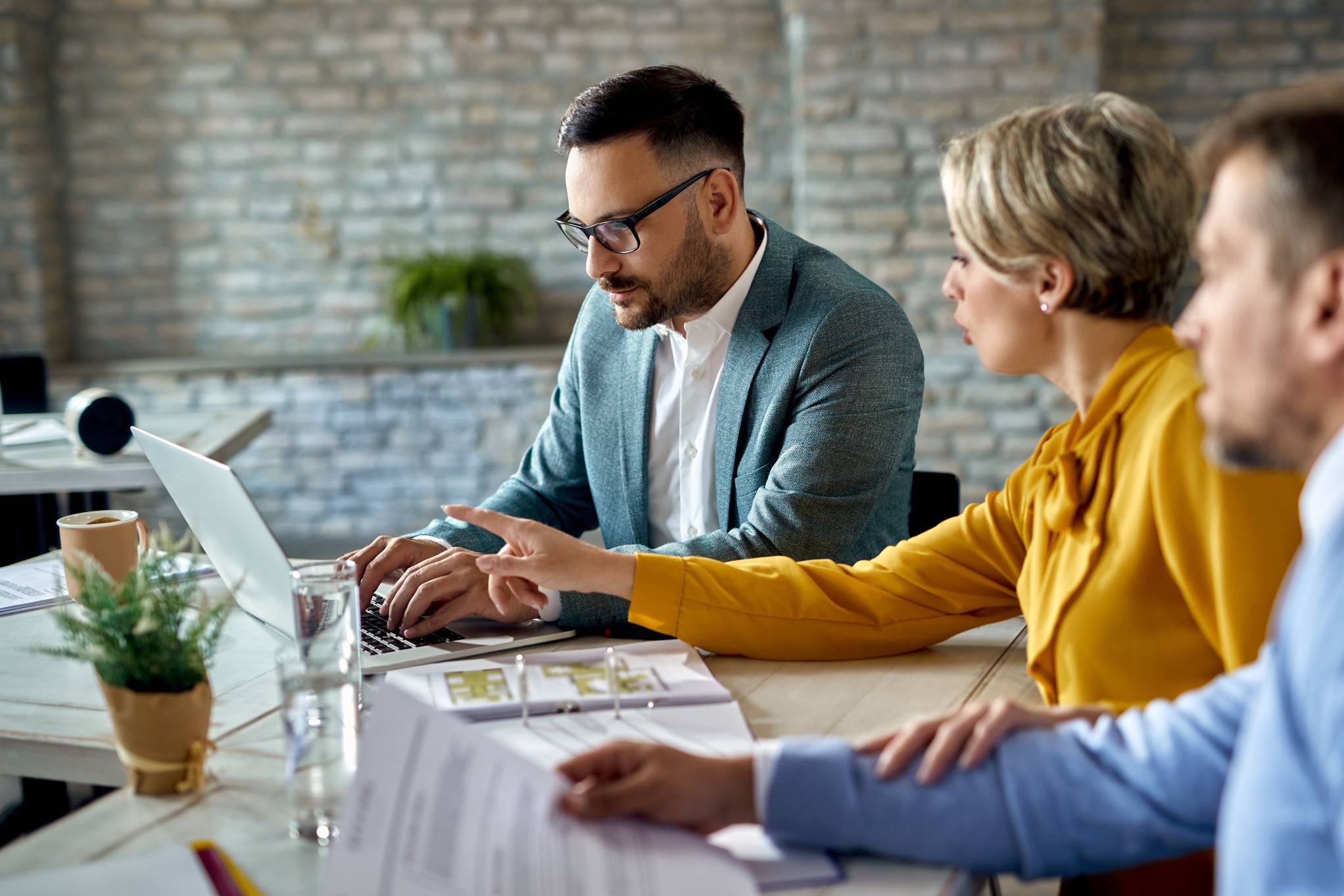 Emprendimiento, un equipo de emprendedores realizando el análisis necesario para su empresa.